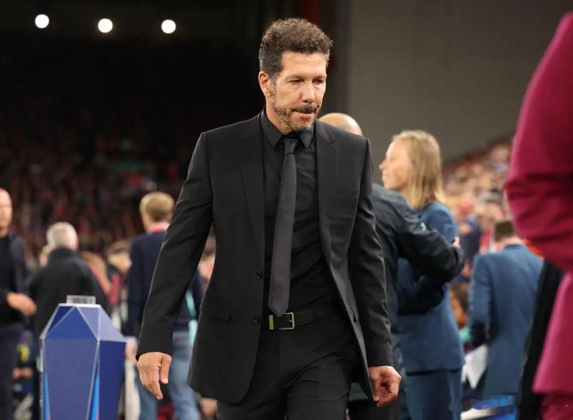 耻辱17场0胜！55岁匪帅暴怒不握手+冷脸离场 弗里克狂追10米拥抱 北京时间1