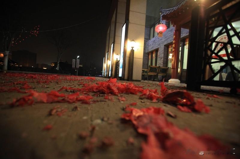 烟花污染和化工厂污染哪个大，没法简单下结论。
放烟花时，会释放大量二氧化硫、氮氧