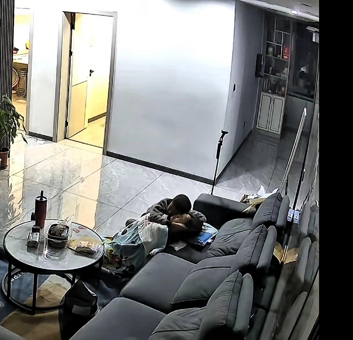 看哭了！女子辅导孩子作业时，焦虑的晕倒了，她儿子在女子晕倒的50多分钟里，不敢打