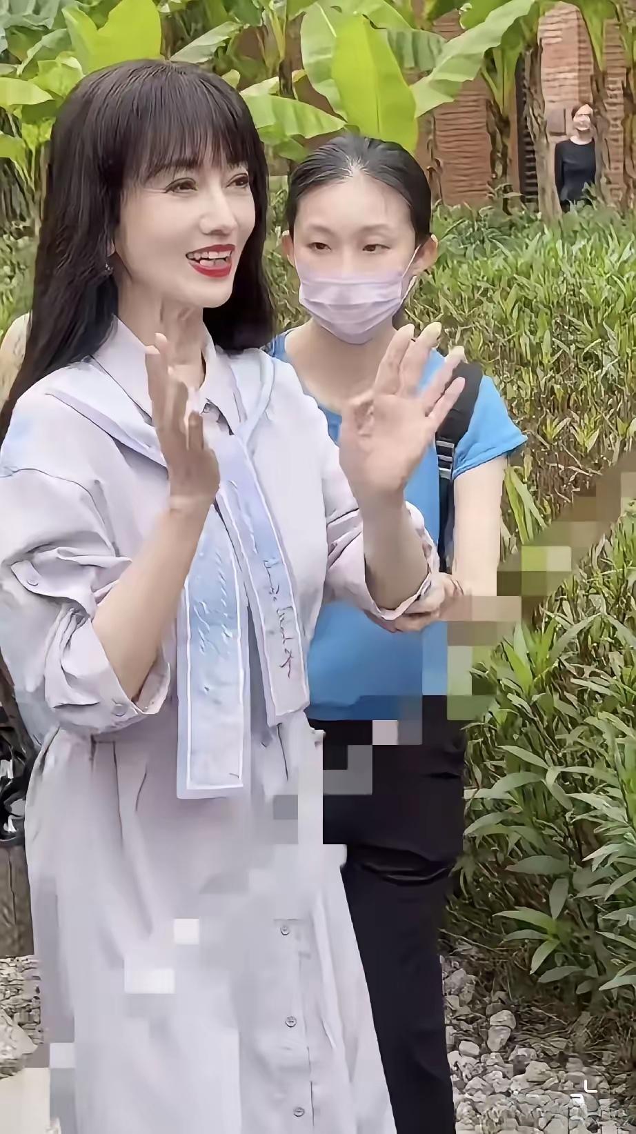 最近又刷到赵雅芝出席活动的状态。

评论区还有不少人说：70多岁了都不能安享晚年