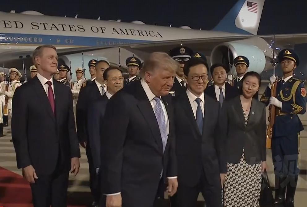 特朗普来了，接机的规格很高呀！