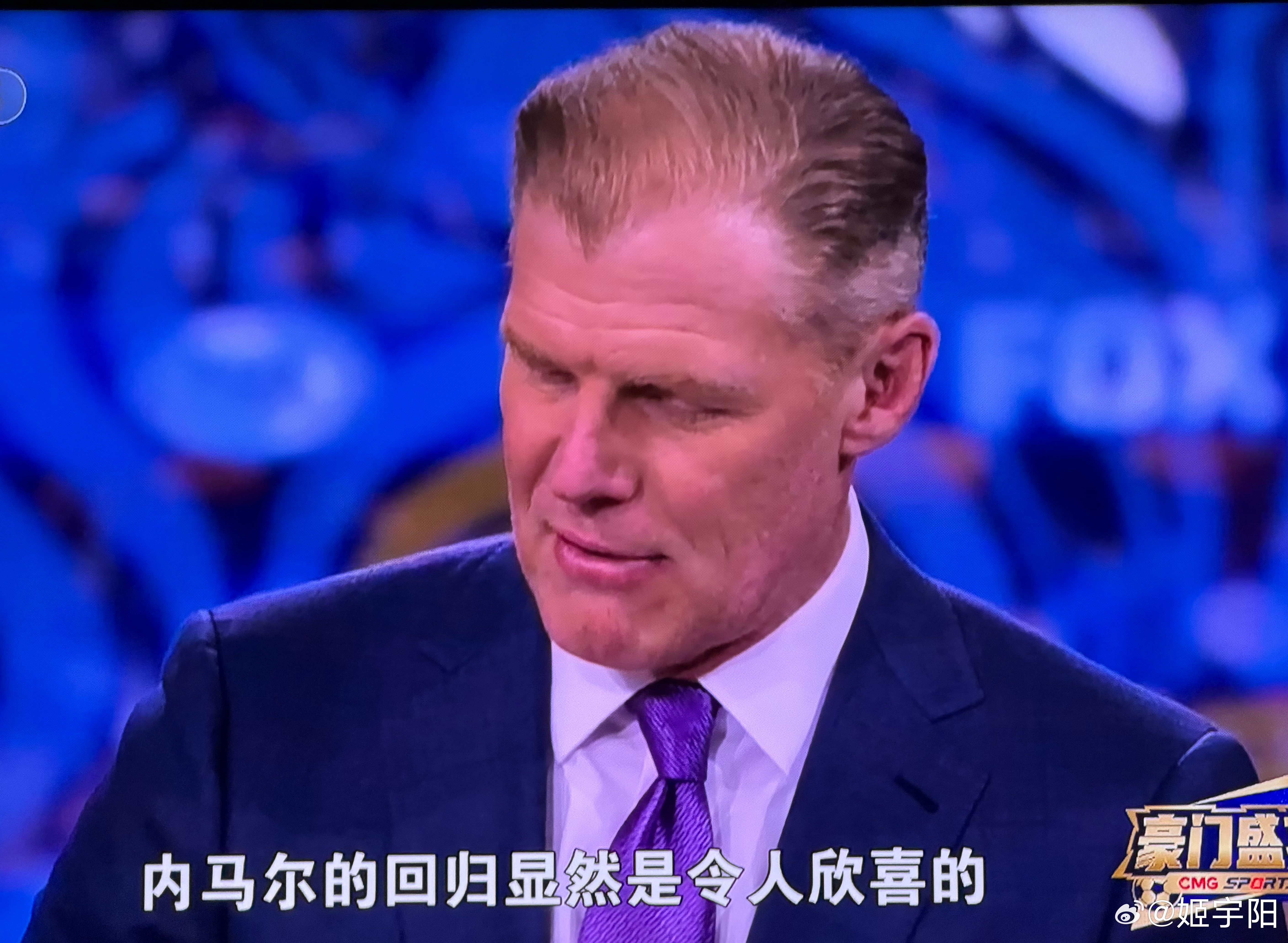 你们猜这位足坛名宿是谁？刚才要是下面没字幕，我绝对猜不出。大v观赛团世界杯