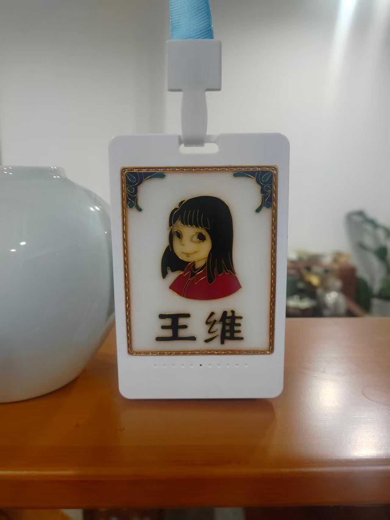 珐琅智语●景泰蓝Al工卡1.非遗美学载体：卡面以景泰蓝掐丝珐琅工艺打造基底，嵌入