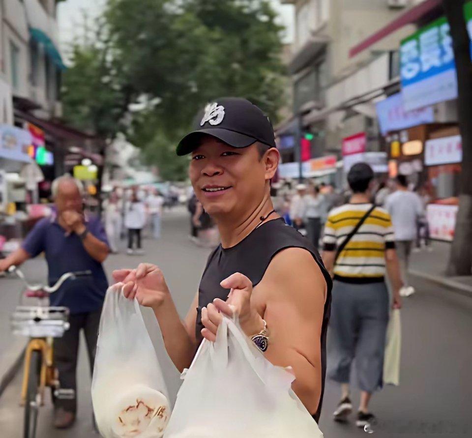 孙浩回北京前，买了两大袋陕西特产“坨坨馍”。他说这是自己最爱吃的食品，离开家乡4