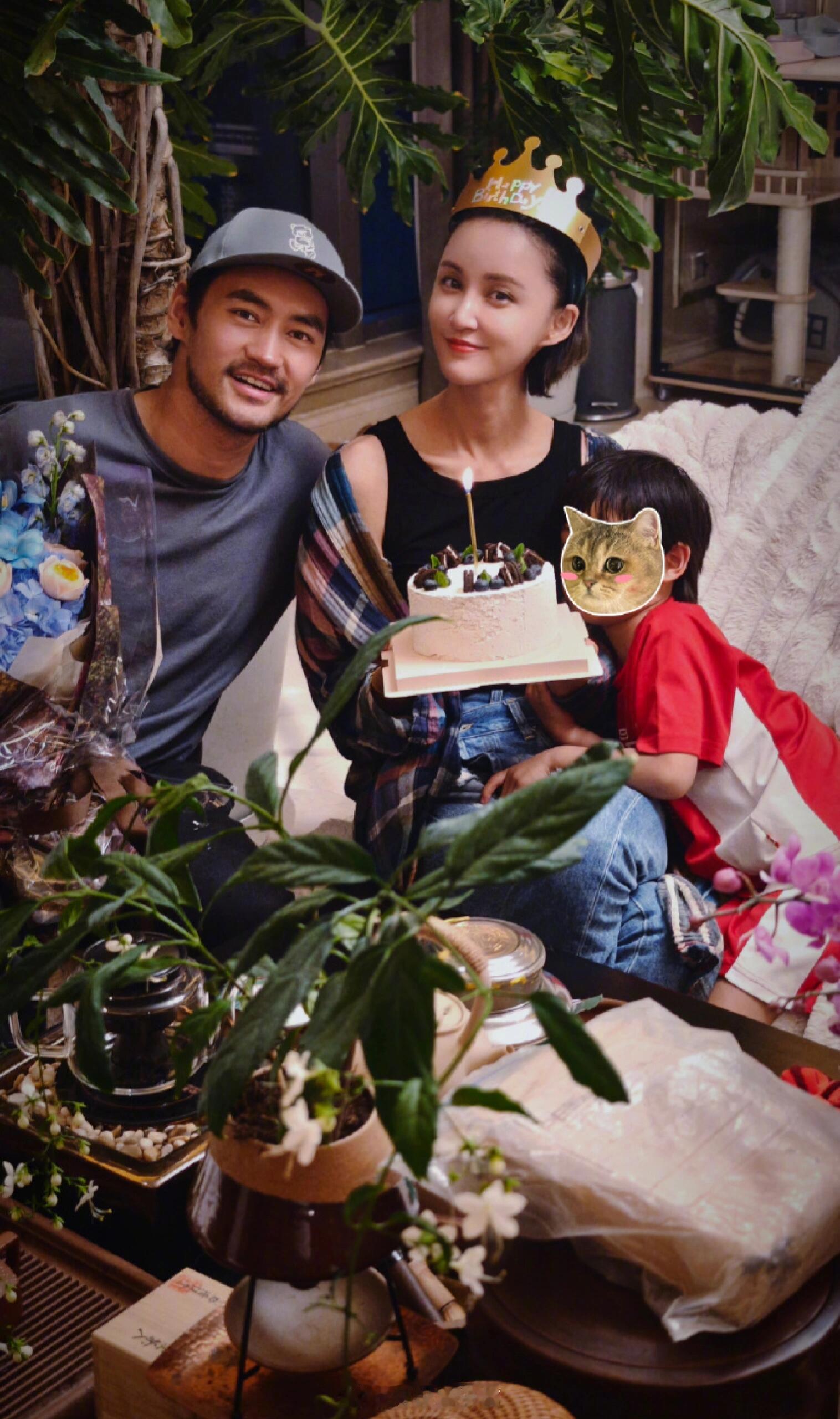 张歆艺在每个身份里都闪闪发光 张歆艺也是有点运气在身上，两任老公都不错，最主要袁