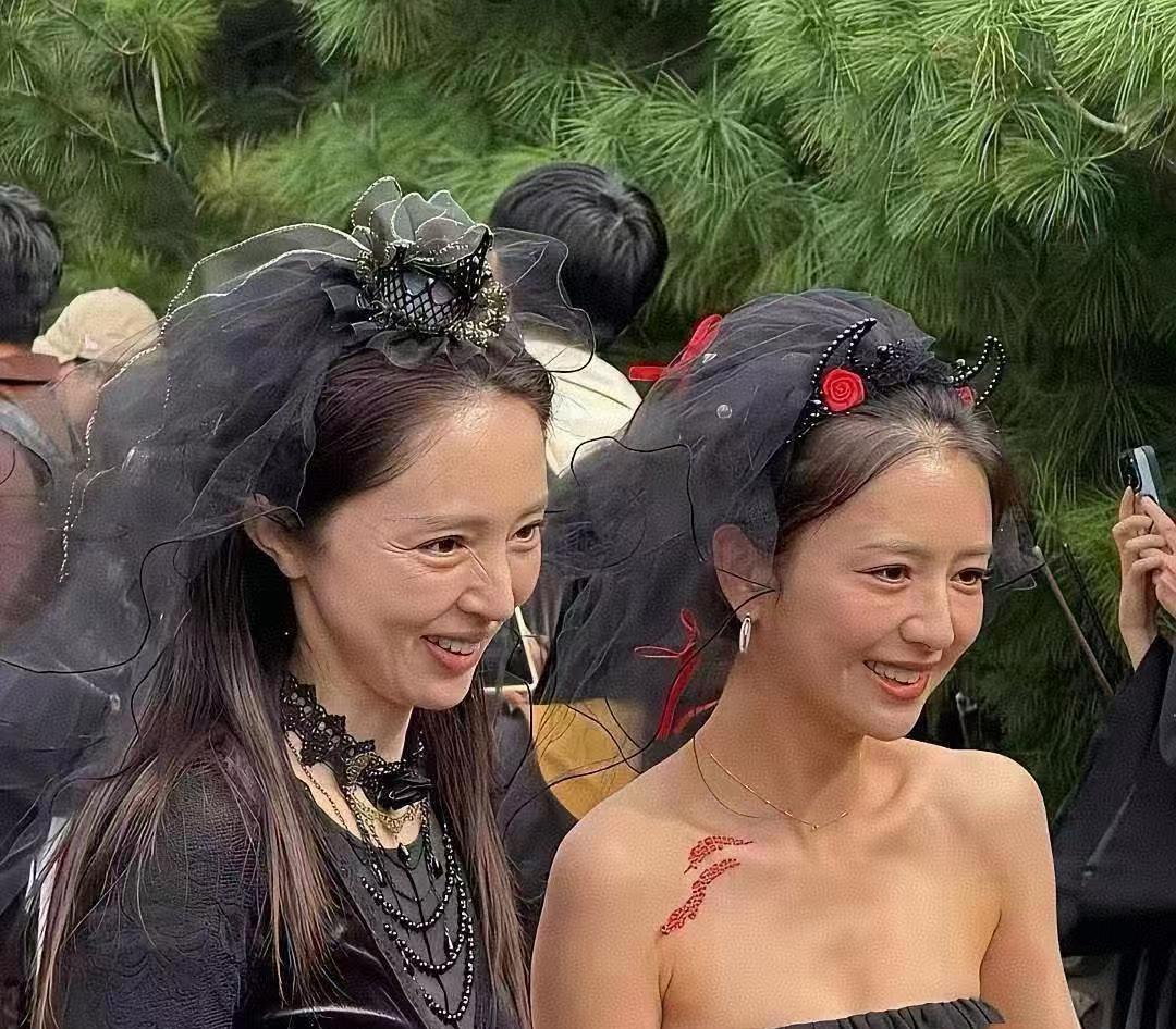 董璇和佟丽娅的素颜照也太真实了！舞台上精致的妆感全部褪去，褪去星光，就是普通人的