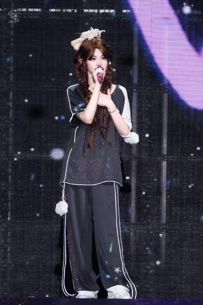 黄霄雲粉丝比本人还能唱黄霄雲演唱会台下全是好声音黄霄雲演唱会双向唱功名场面！台上