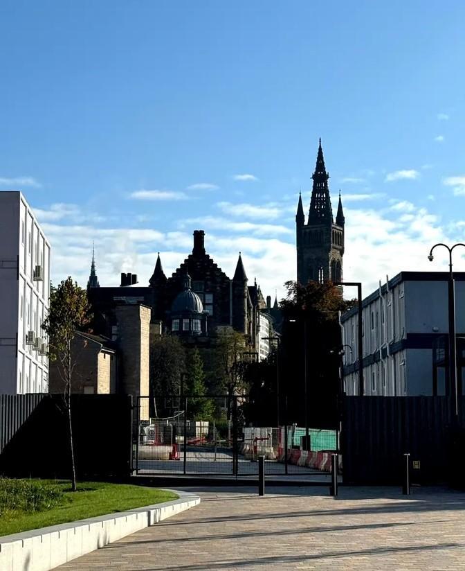 有位同学分享了他的英国留学经历，他说每年得砸进去70万，结果到了那边发现班上90