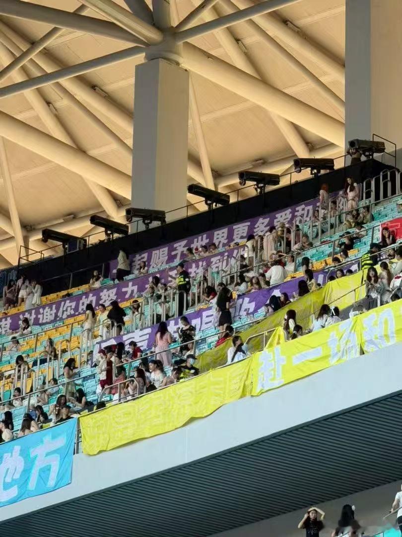 马嘉祺广州演唱会长灯牌花城晚风遇紫海，满心欢喜遇马嘉祺✨超长灯牌应援氛围感拉满，