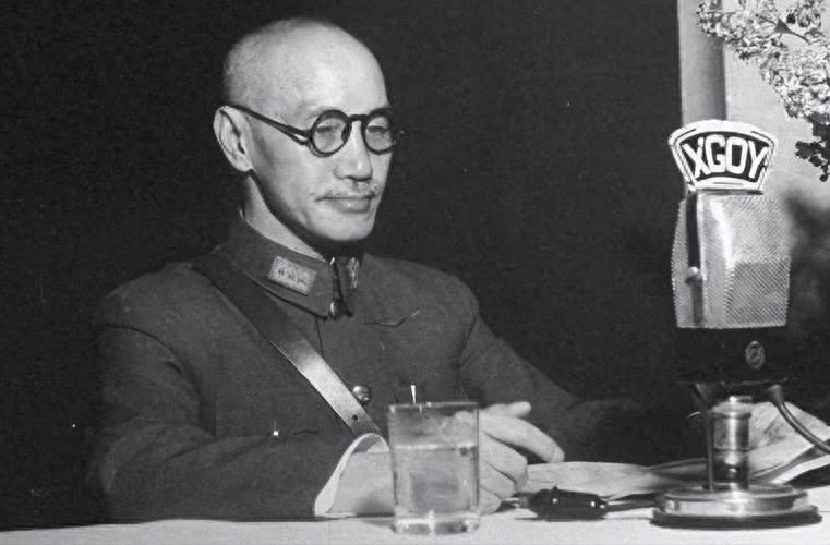 旧上海，督察长陆连奎和情人在旅馆，突然一个电话打过来：“你今天是不是打了一个年轻