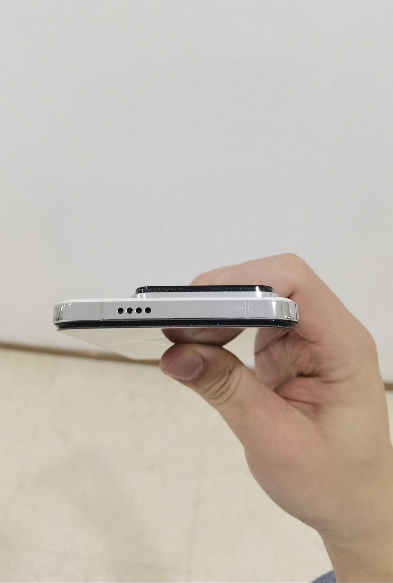 那就是这个四曲面屏和边框并不是完美一体的，导致手感确实一般般。很多人说戴套完美解
