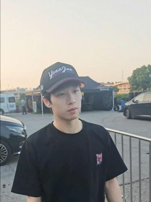 🎤：小哥哥采访下，你单身吗？😎：不方便回答🎤：刚才那个女孩不是你女朋友吗？