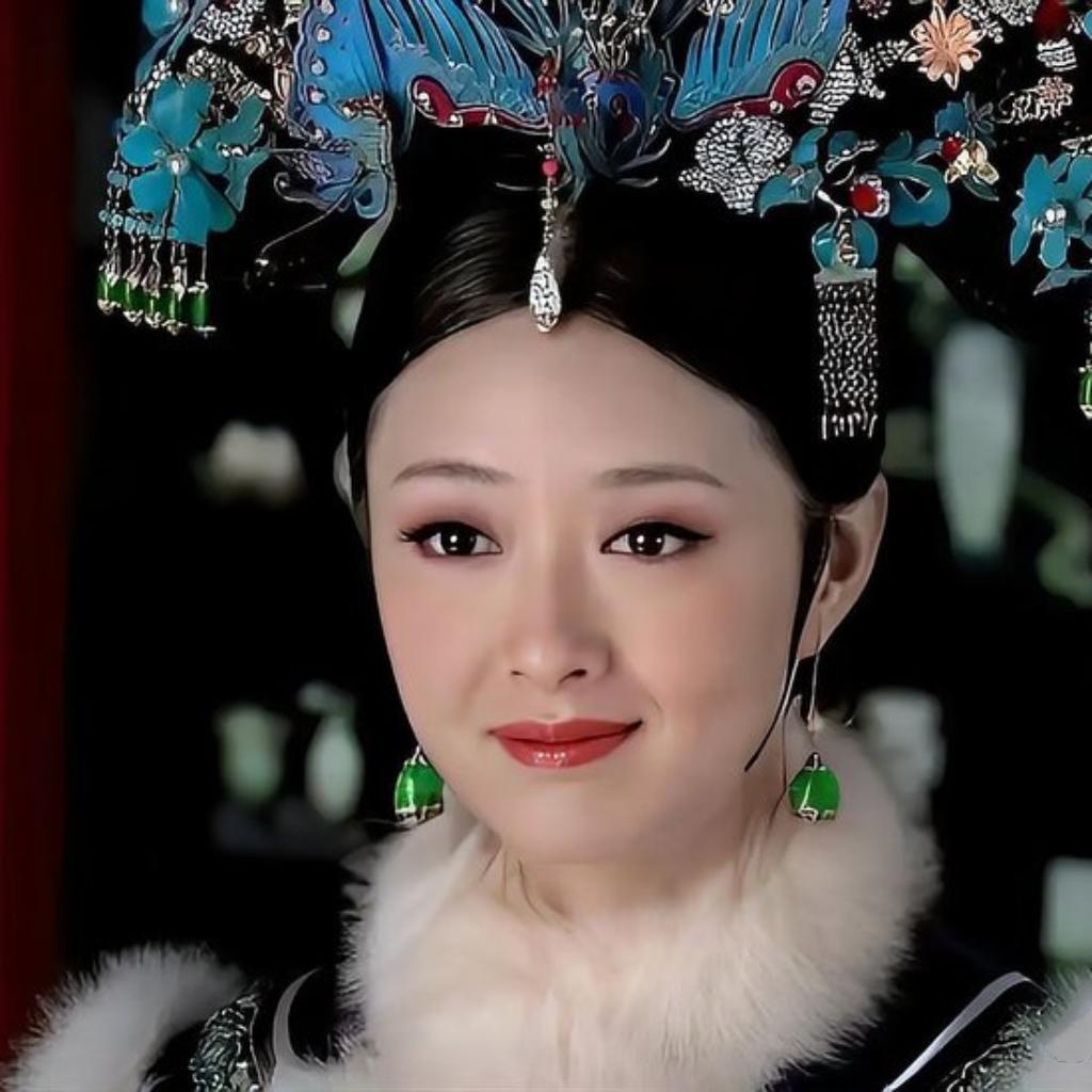 42岁蒋欣近日活动造型频登热搜！粉色亮片裙甜美、黑色抹胸裙惊艳，锁骨窝深到能放鸡