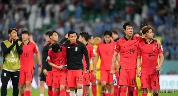 亚洲杯双冠王卡塔尔跌落神坛！十八强赛争夺进入白热化，国足黑马姿态显现。
亚洲杯十