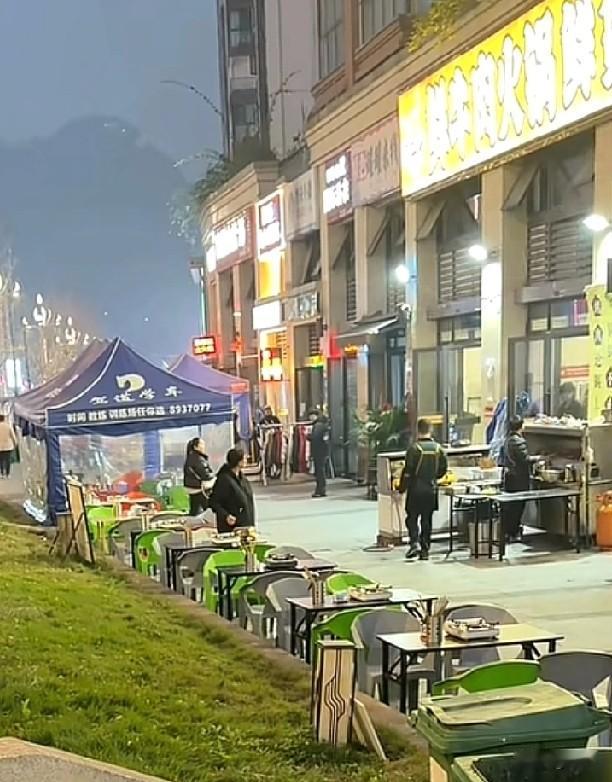 宜宾邦泰社区旁，这位黑衣服阿姨的讨薪路为何如此难？
 

宜宾邦泰社区的街边，夜