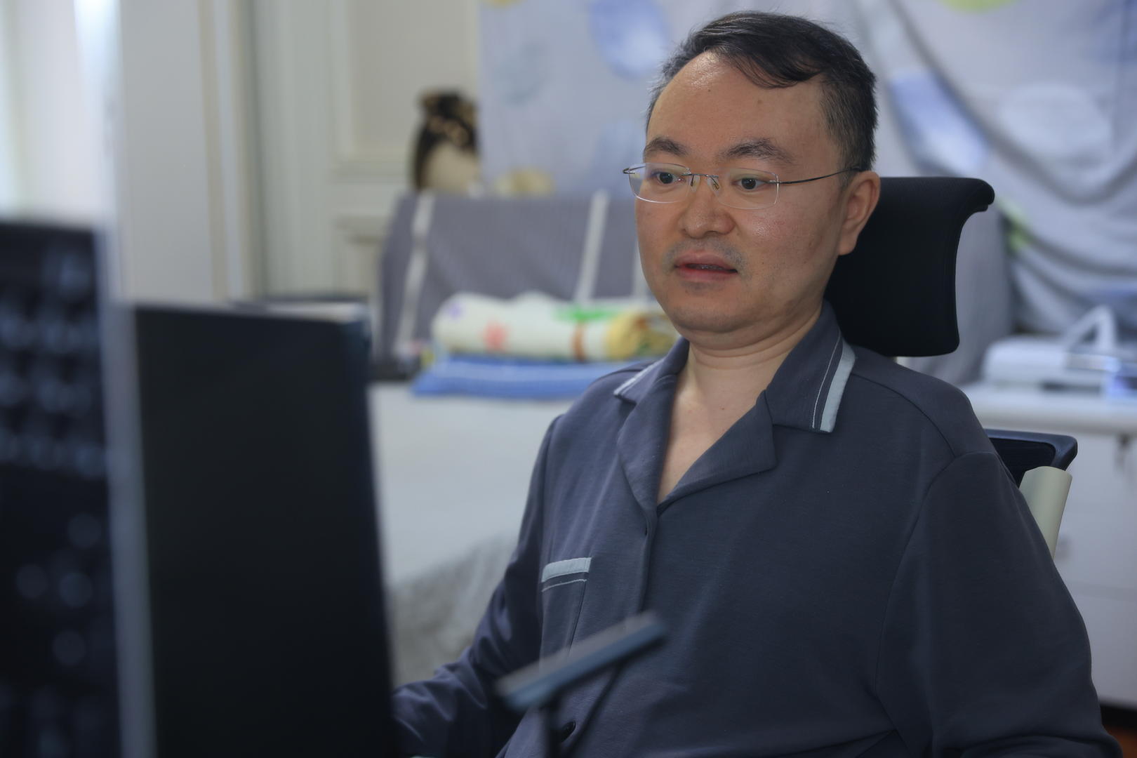 【#蔡磊的本命年春节#】#蔡磊说春节全天办公持续冲刺# 2月16日，农历除夕，暖