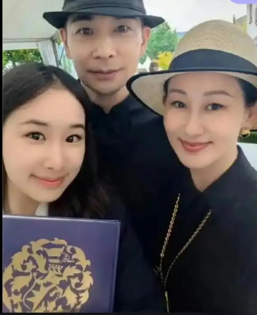赵文卓大女儿考上港大！武打明星的育儿经居然这么暖心！ 
没想到银幕上的硬汉赵文卓