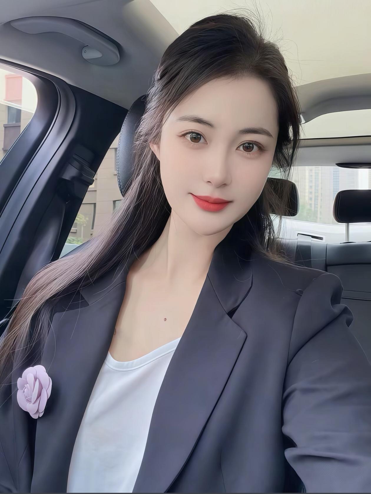 这位小姐姐在车里自拍呢。