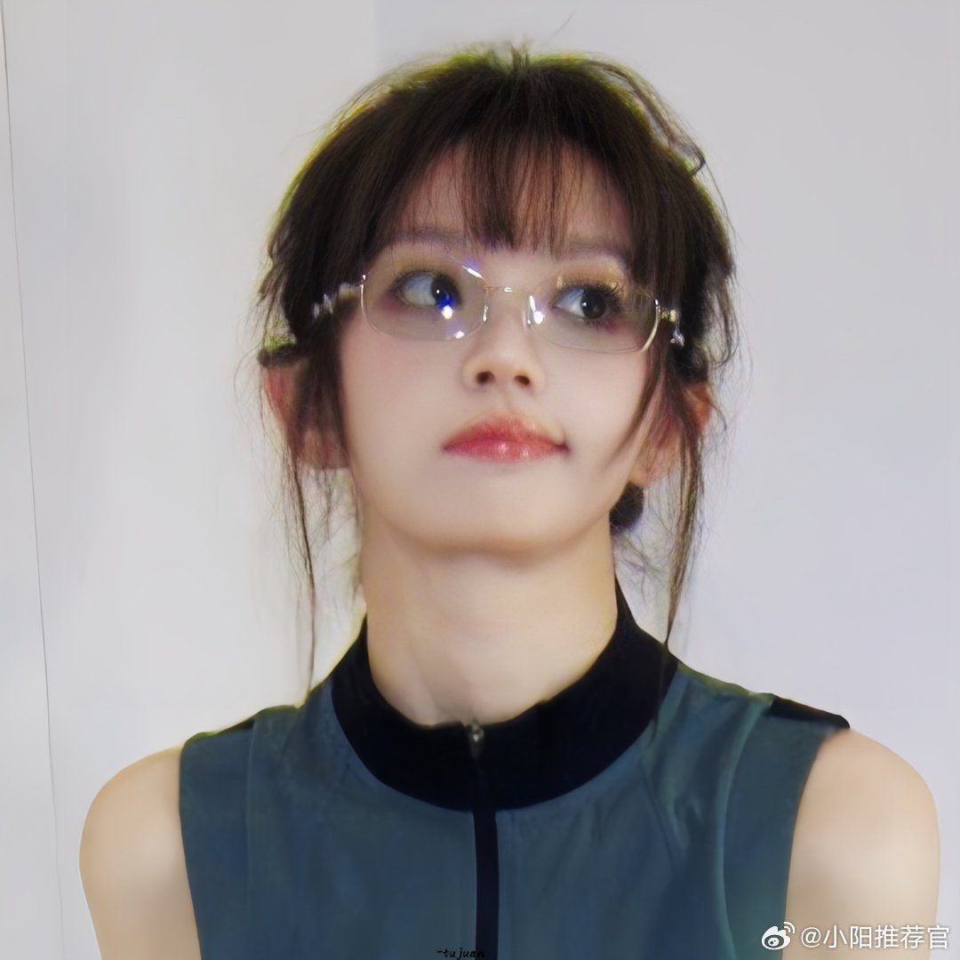 田曦薇 女装牛仔裤粉丝拍摄的田曦薇上海出发视频，背心搭配牛仔裤，头戴棒球帽，美我