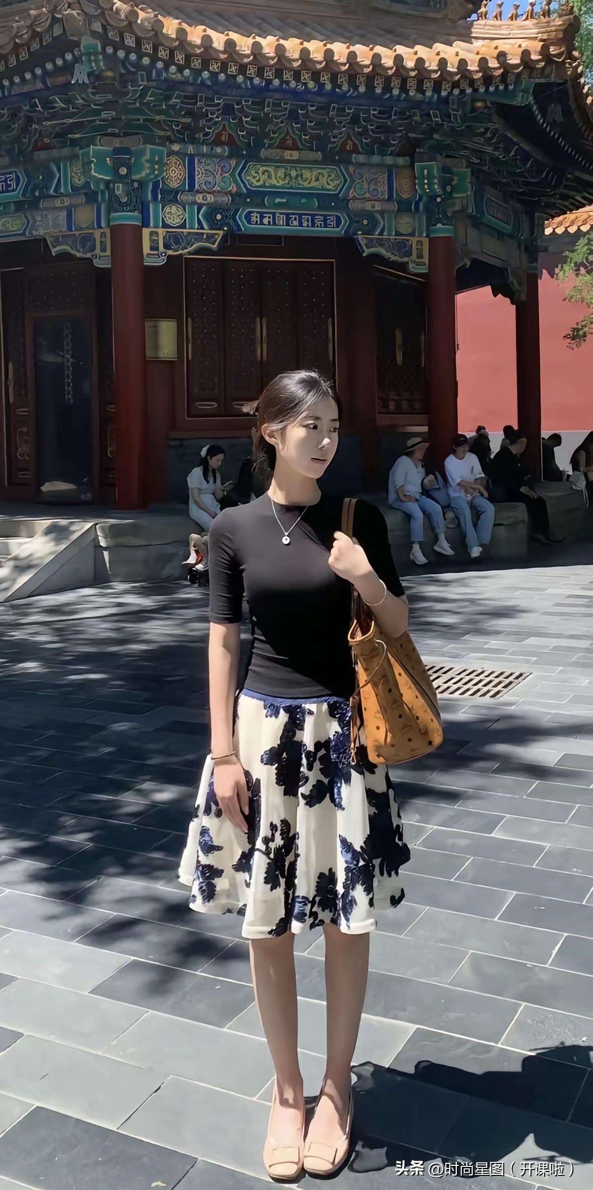 红墙古亭，邂逅中式浪漫。简约黑上衣搭配水墨印花半裙，温婉大气，和古建筑太搭了。旅