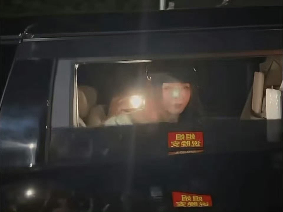 虞书欣疑似被激光笔照射虞书欣脸上那个绿点看起来就是激光灯，这算线下anti了吧，