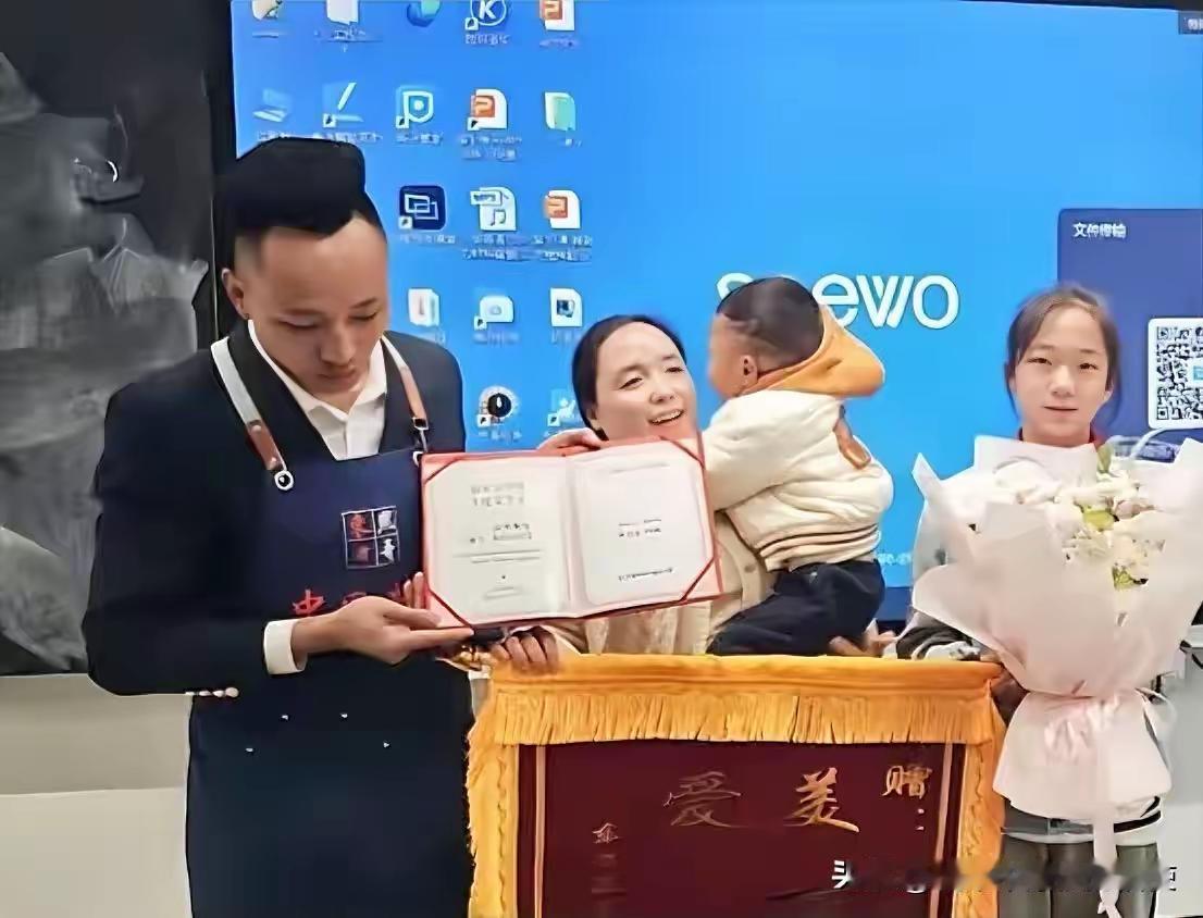 近日！贵阳一3岁男童走失，11岁女孩买糖哄去派出所，男童父母到其学校送终身免费牛