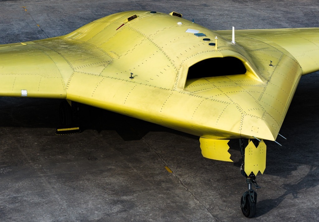 中国新一代高空高速隐身无人机彩虹-7近日成功首飞。这款采用飞翼布局的无人机外形酷