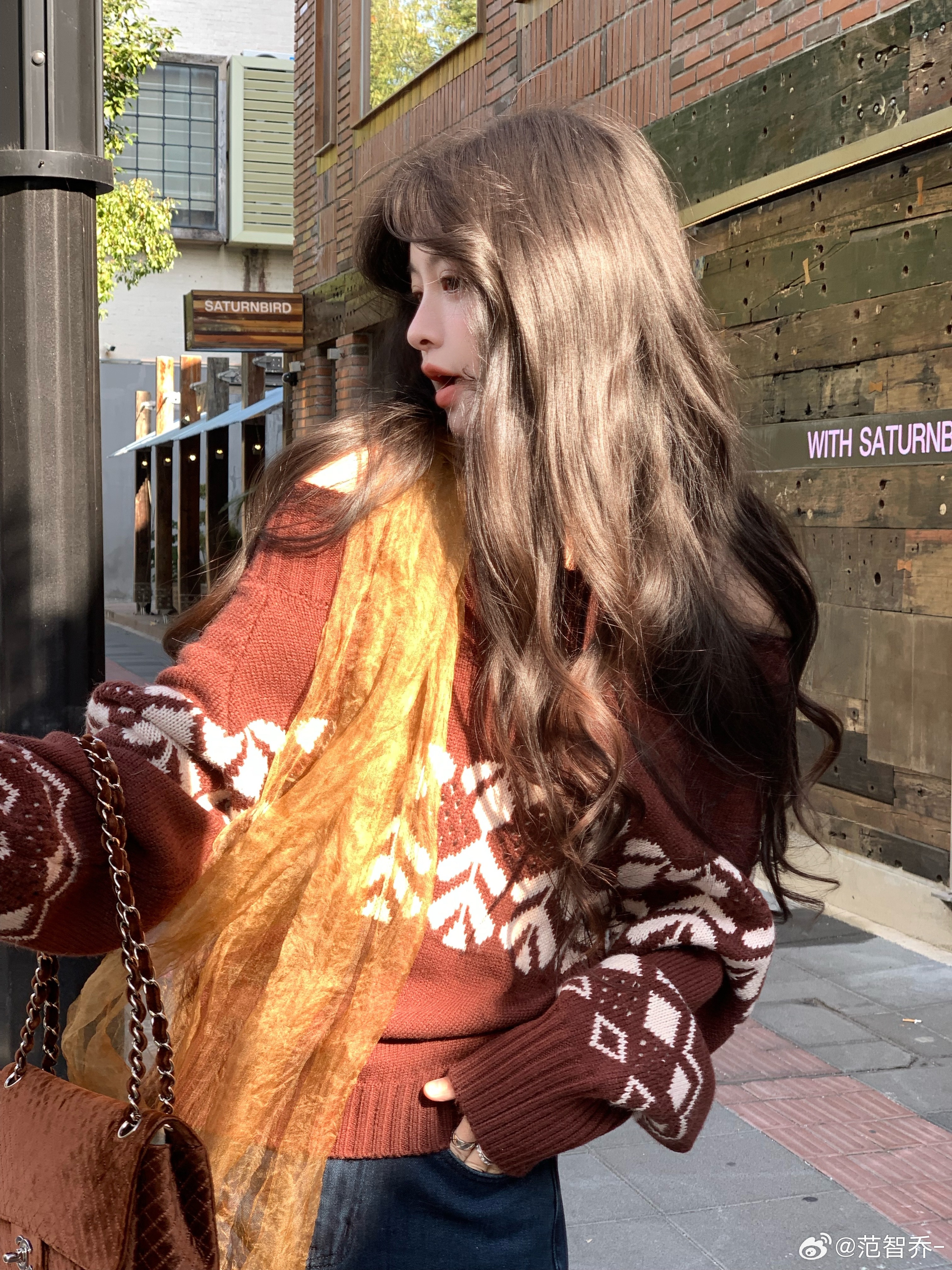 棕蓝的可露丽配色🤎喜欢棕色毛衣中间的镂空设计， 还有多种穿法。💙蓝色毛衣 我