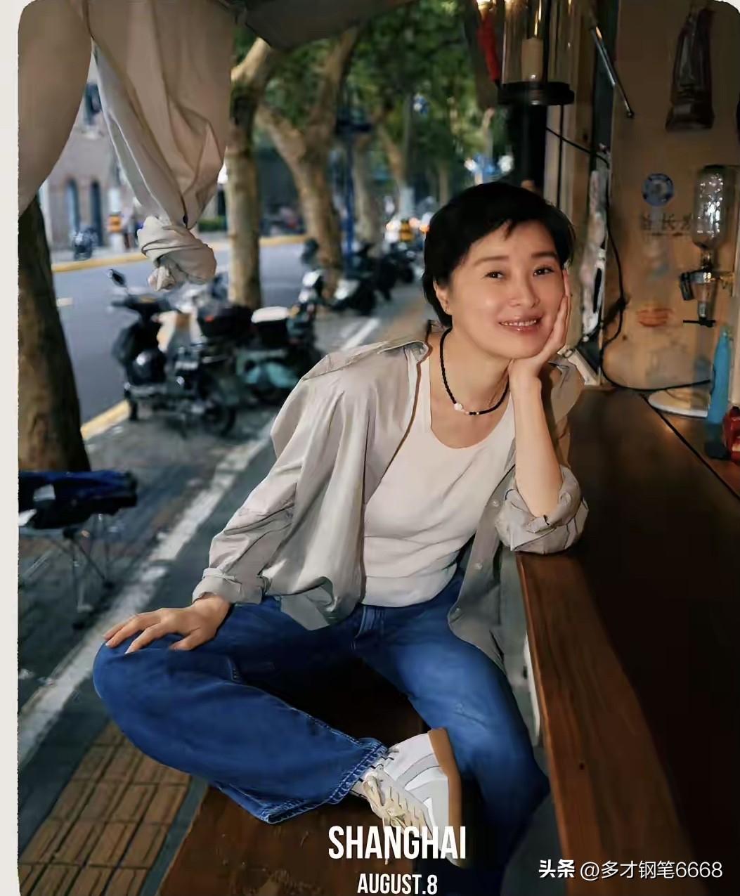 娱乐圈里除了她之外，再也没有看见这么有松弛感的女明星了，50多岁的她脸上没有什么