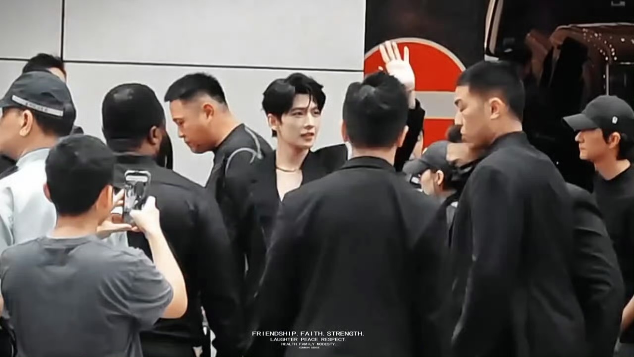 杨洋香港活动打招呼路透，状态相当好啊 