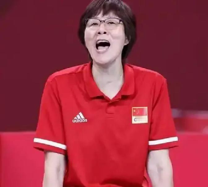 郎平做的最狠一件事：故意让李盈莹在世界面前“出丑”。
 
东京奥运，她的一传被打