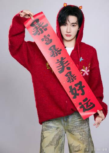 余宇涵一会daddy一会baby 余宇涵就是风格界的“鬼才”！亮片西装衬托出他的