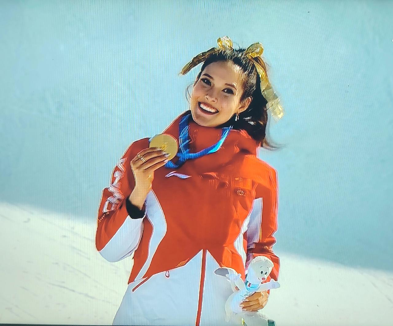 谷爱凌李方慧包揽金银


2月22日19：20分，迎来了阳光明媚的激动时刻。
2