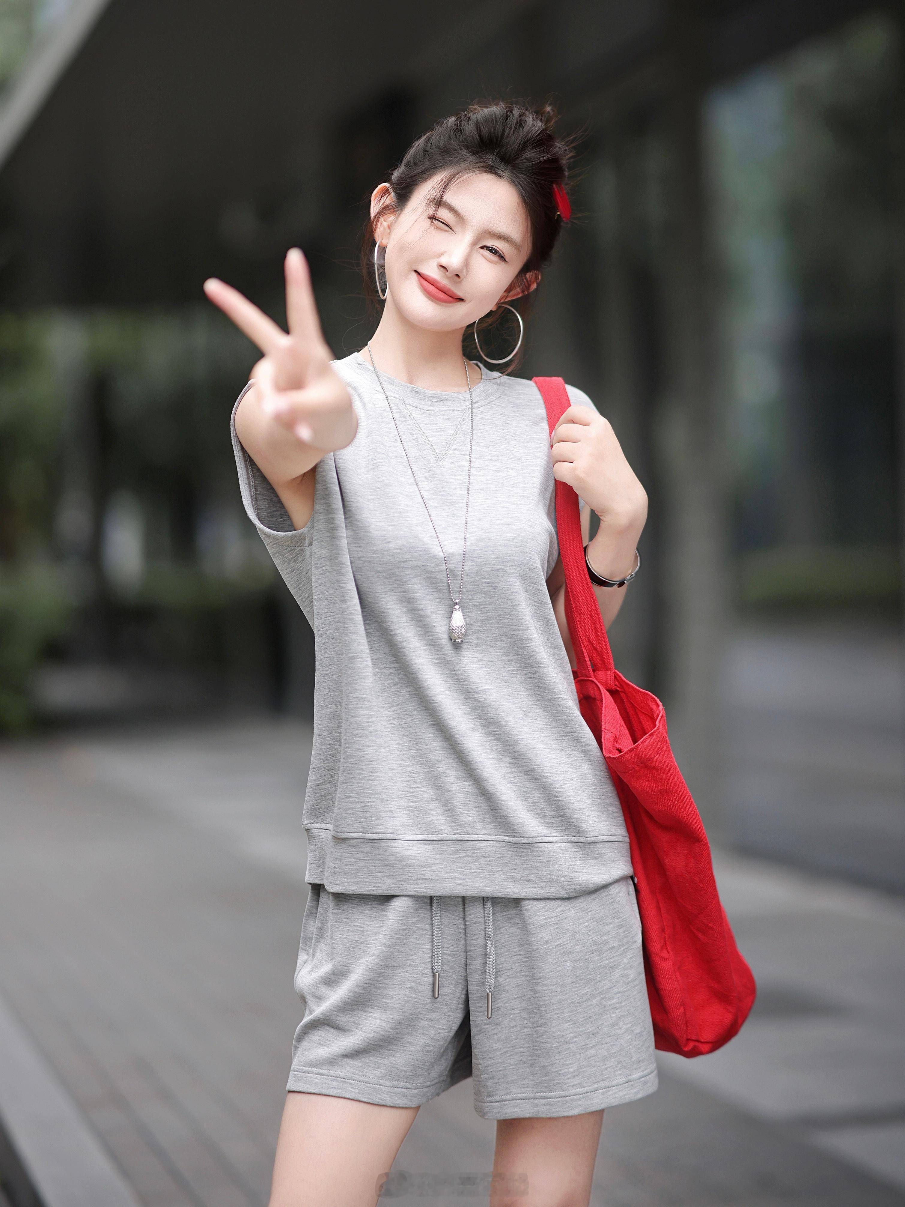 怎么办~就想宠着我的姐妹们[憧憬]中裤有了 短裤版本也不能少啊！穿上绝对的青春活
