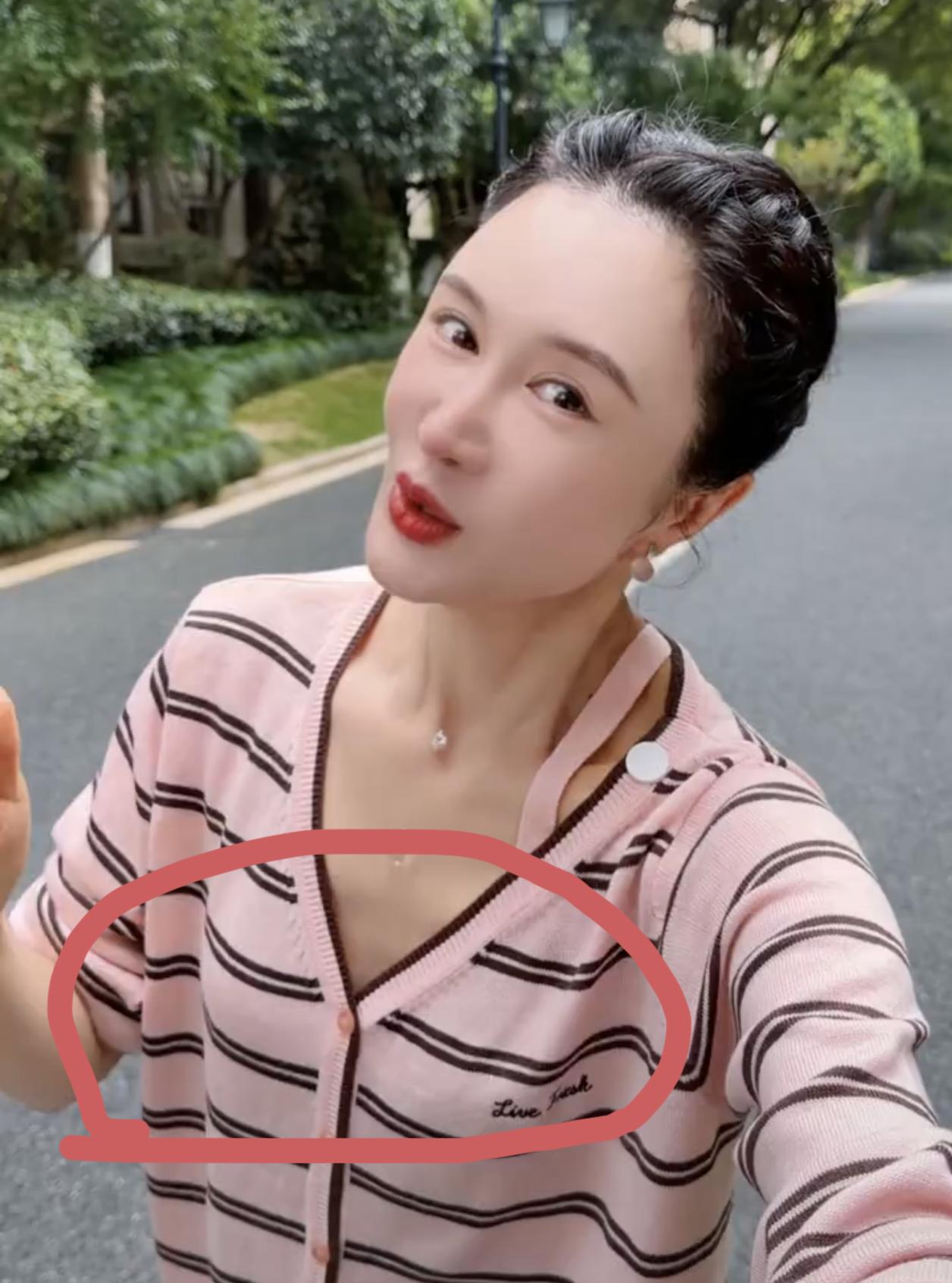 杜星霖身材也太差了，一点都不丰满。如果不化妆的话，跟男的没什么区别。这种身材容易
