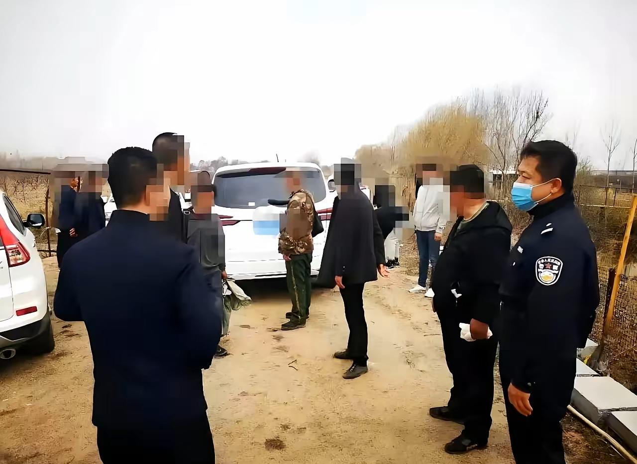 小伙抓到剧毒蛇，专家逼他放生，他说一句话让全场闭嘴！

你敢信？一个农村小伙，抓