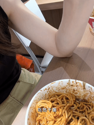 高圆圆穿搭还是杨桃那味儿高圆圆南京日常vlog欢乐十足，造型依旧出彩，满满的杨桃