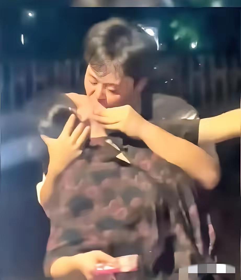 没错、是位小伙子强吻大妈，一小伙子在大街上和一大妈发生矛盾。吵不过嘴皮子利落的大