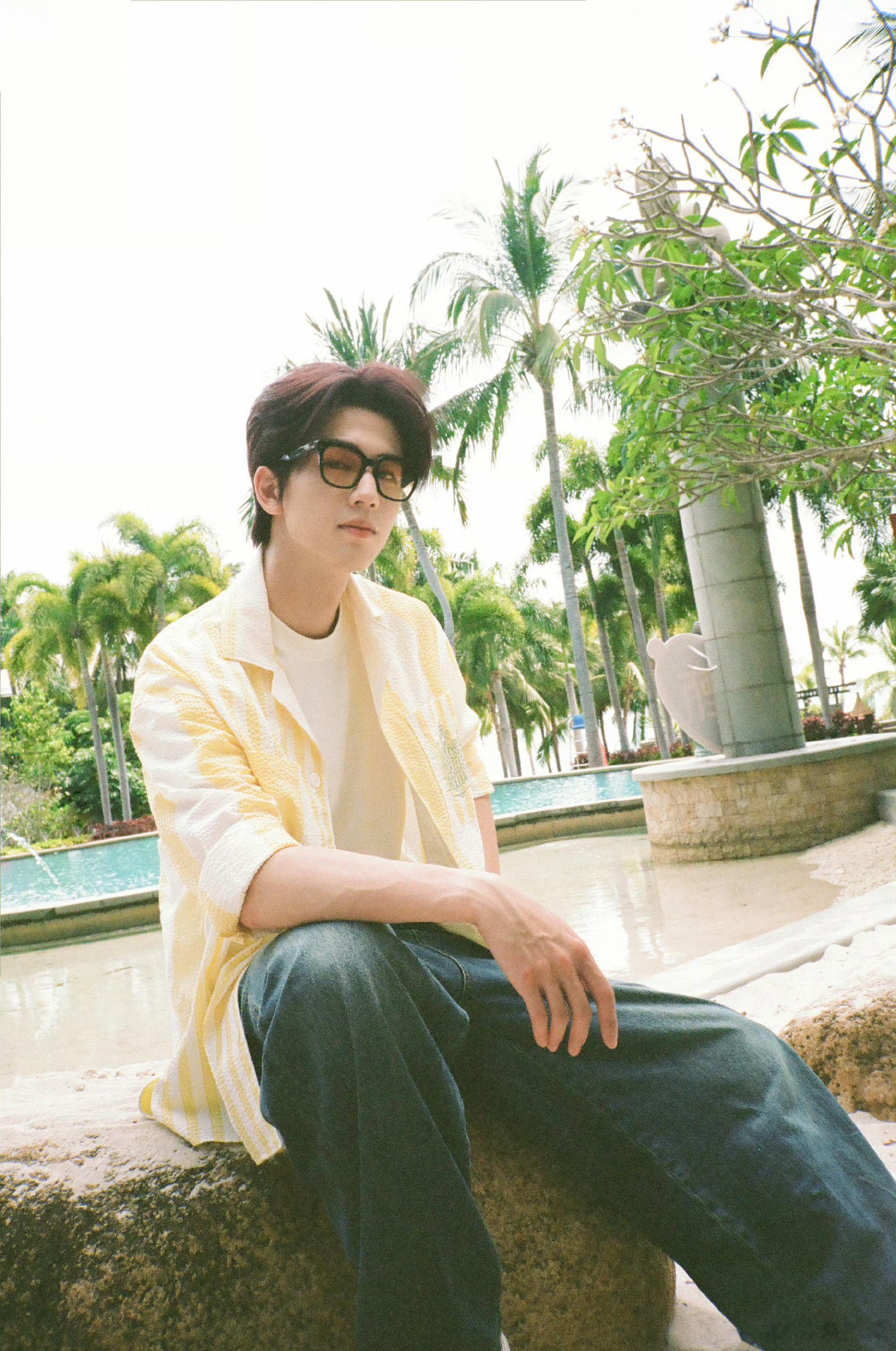 #张凌赫迟来的夏日海边大片#这是什么迟来的好东西，张凌赫工作室太能憋了吧，夏日限