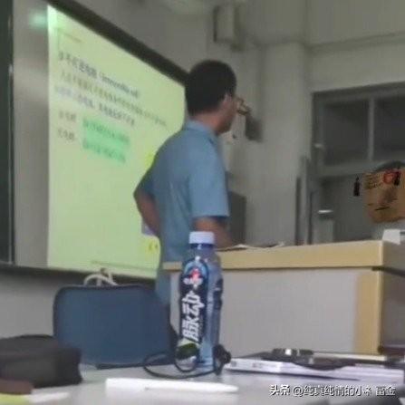 2026年5月，上海一大学课堂上，一名男生上课迟到后趴桌睡觉，老师善意提醒其认真