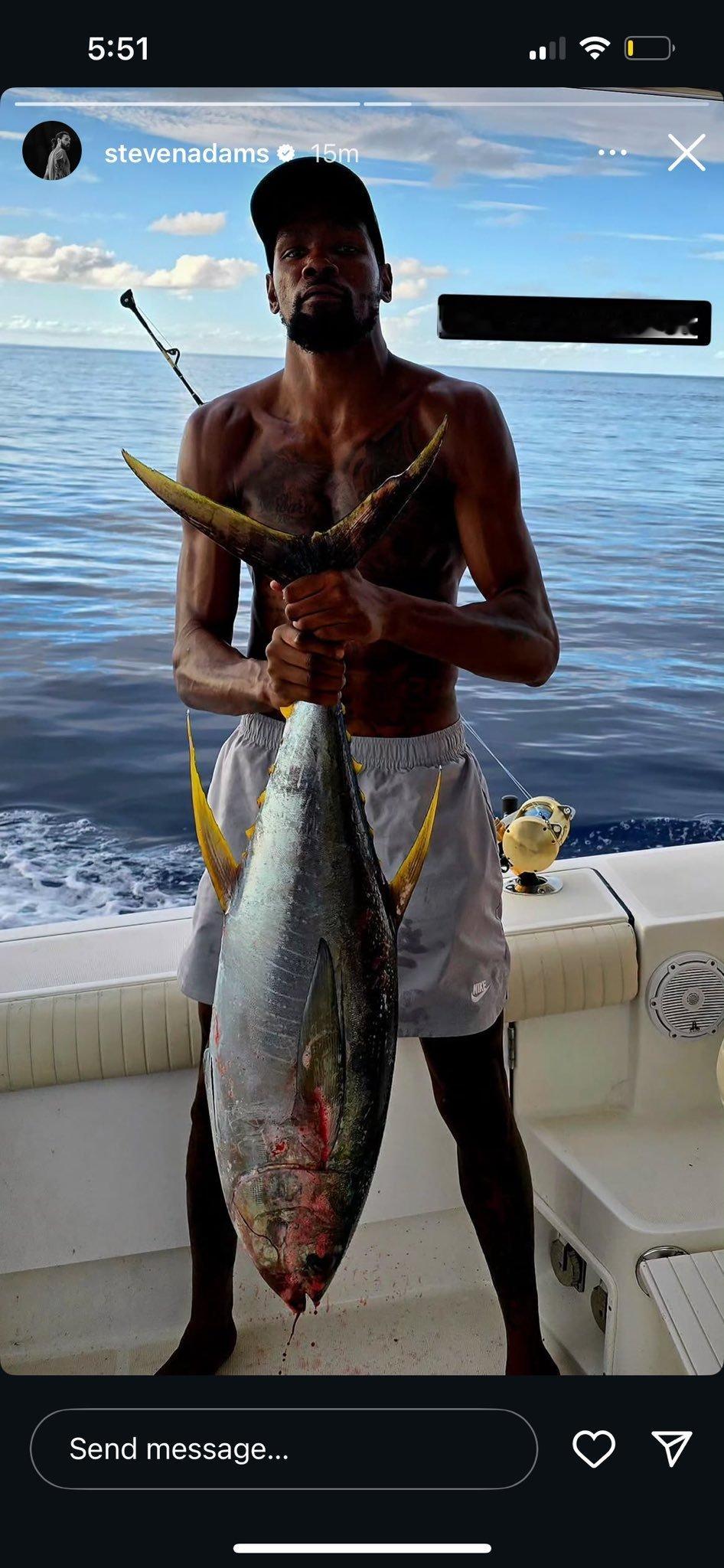 亚当斯晒杜兰特钓鱼照片，好大一条🐟 ​​​