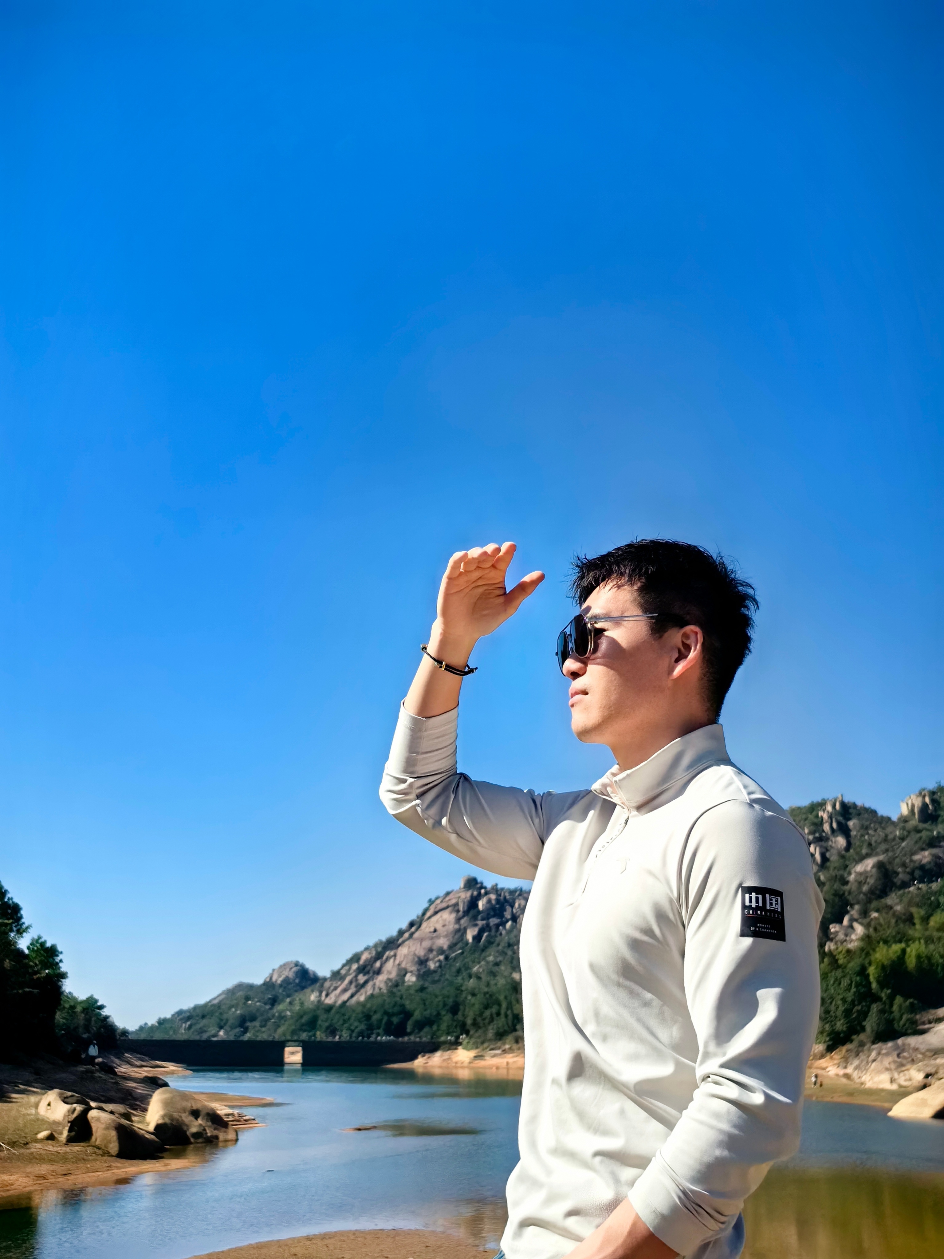 又解锁了一个从未来过的城市​我喜欢这隐世山林没网的民宿​碧绿湖水重叠山峦慵懒的阳