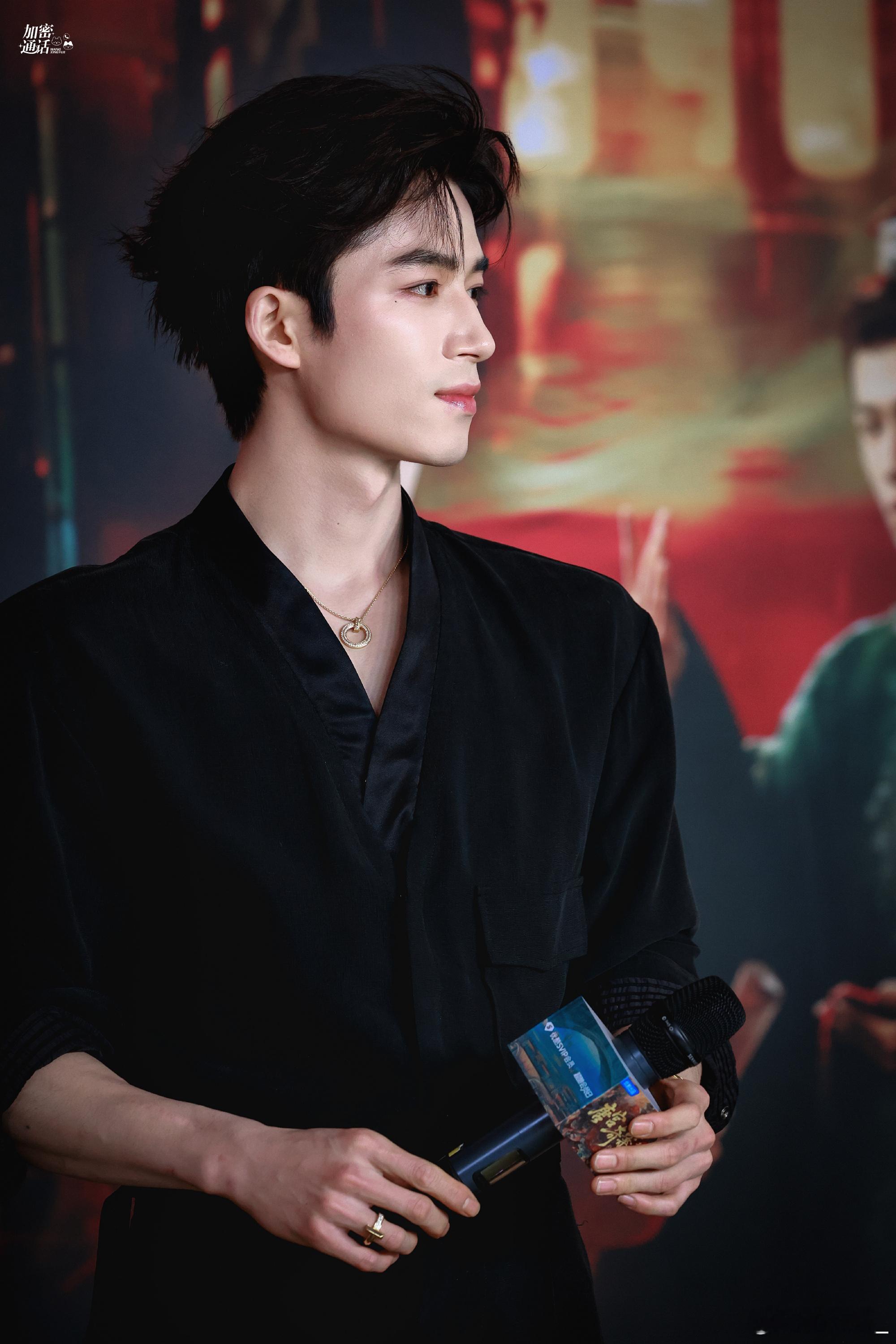 王星越就这么水灵灵的被托脸了 救命！被问能不能拍托脸视频，王星越乖乖把脸放上去，