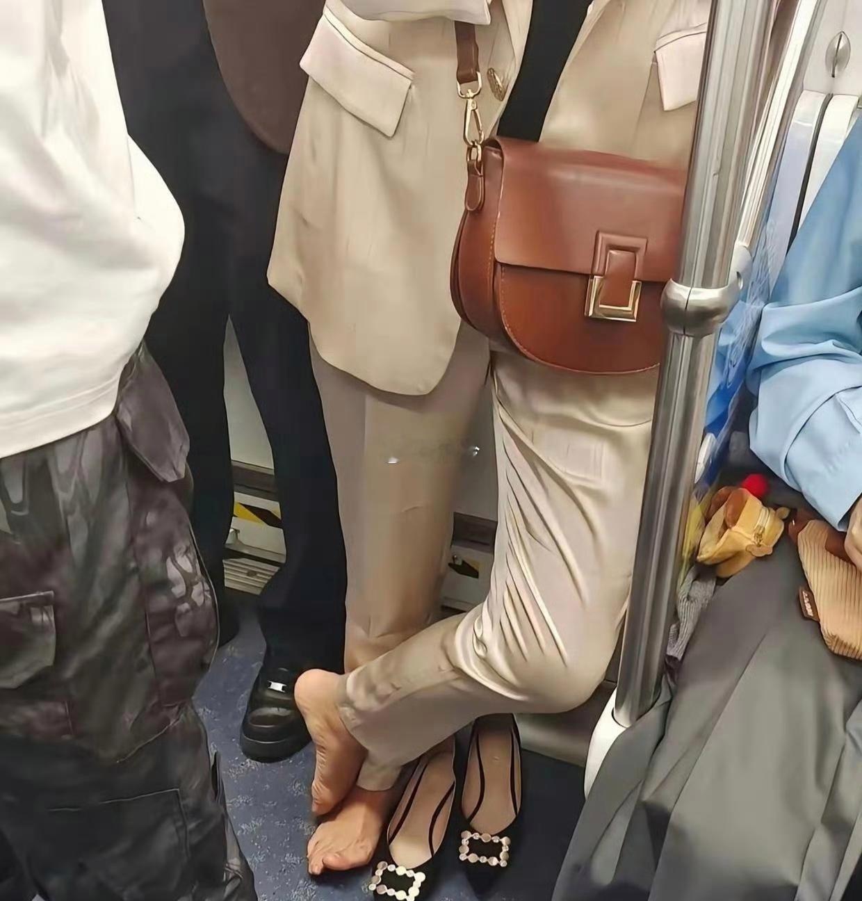 公共场所脱鞋不好吧 