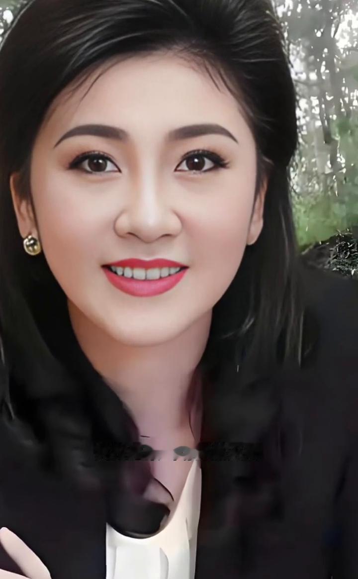 雅致是刻在骨子里的气质，英拉温柔，气场浑然天成。利落简约的着装，清淡自然的妆容勾