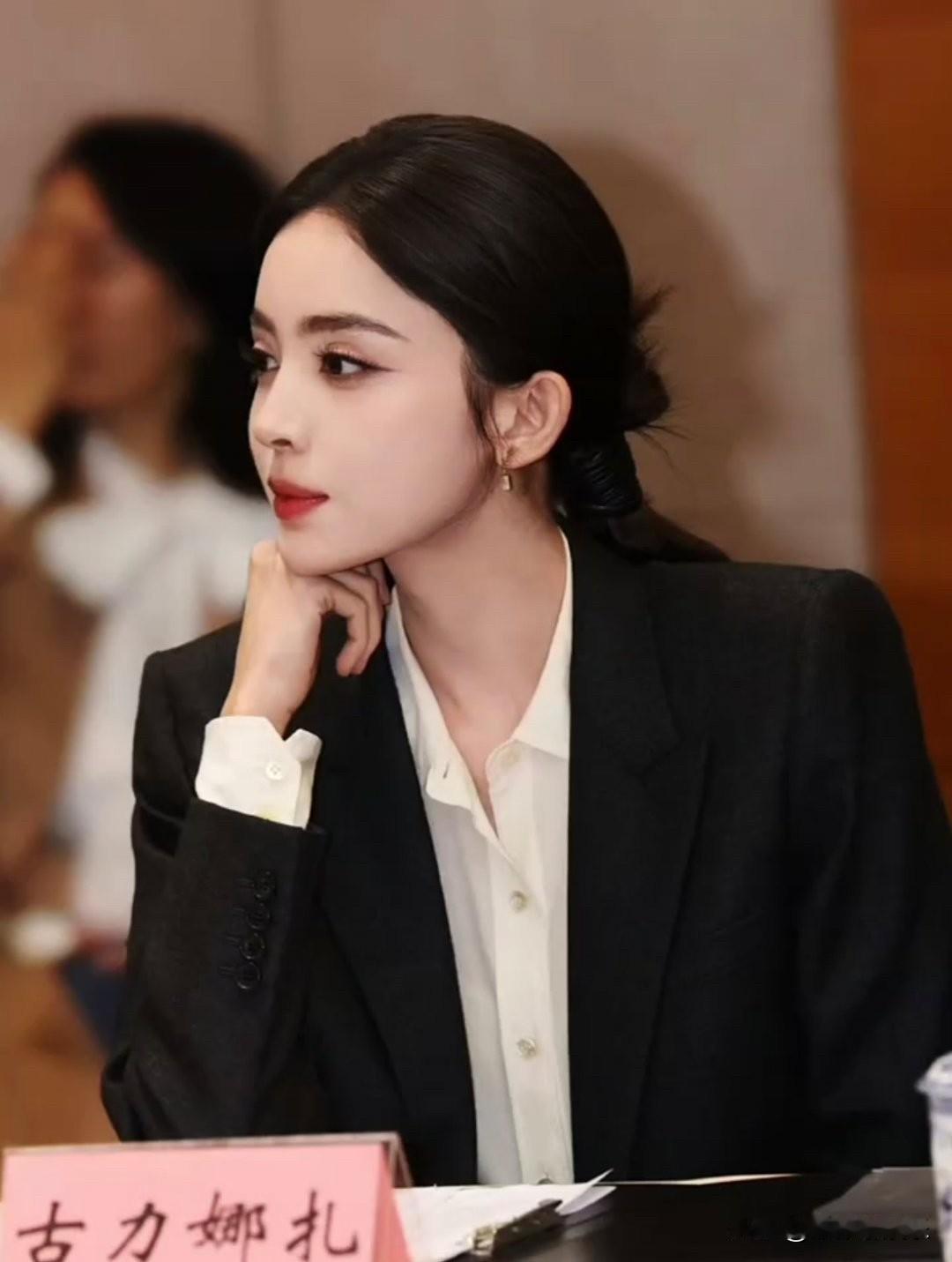 古力娜扎近况曝光，冲上热搜。

8月7日娜扎参与央视六套《中国电影节目报道》的录