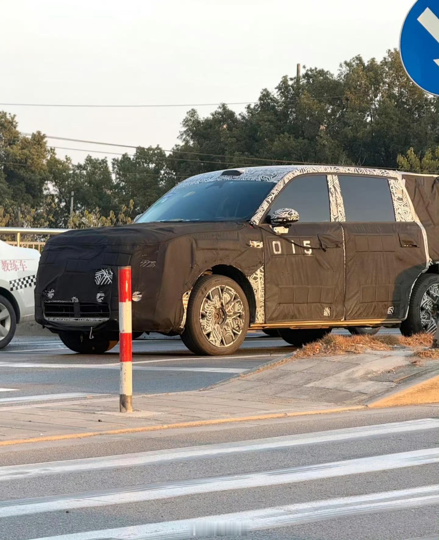 小米YU9最新伪装车曝光，网友觉得走的凯雷德风格小米yu9