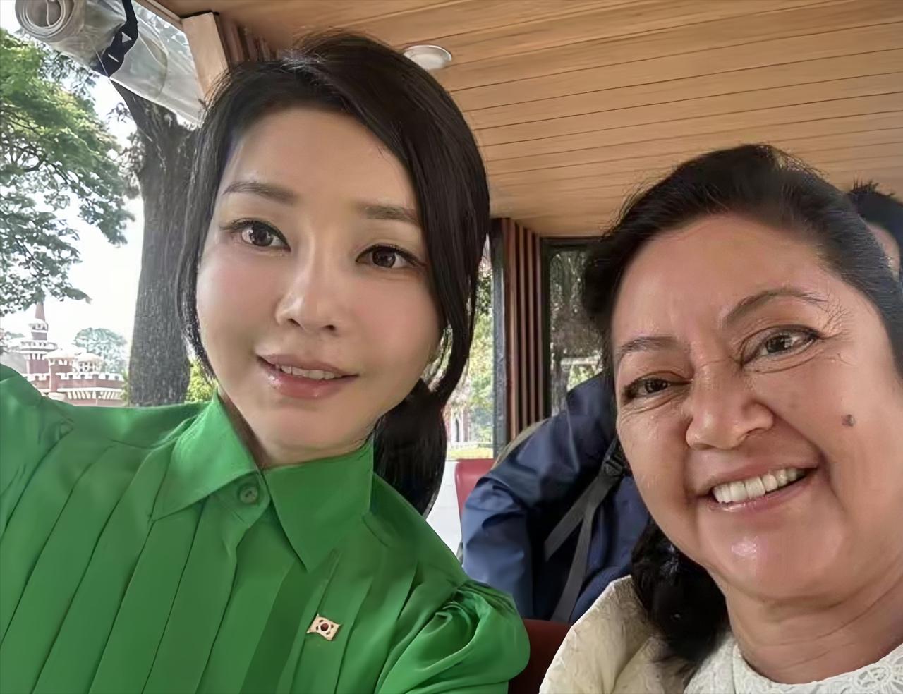 韩总统老婆硅胶脸火到东南亚：第一夫人合影犹如混进充气娃娃。

最近，东南亚一场国