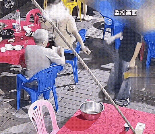监控下的一幕，服务员来收钱，老人认为顾客是上帝把钱扔在了地上，服务员也不贯着他有