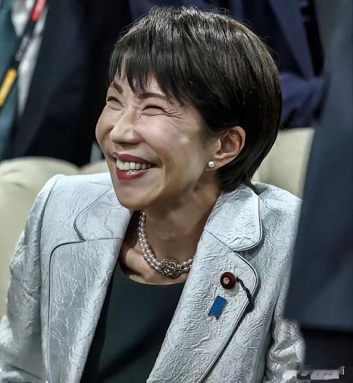 高市早苗AI抹黑+送礼双线爆雷，政治生涯岌岌可危！

日本政坛近期最炸的连环丑闻